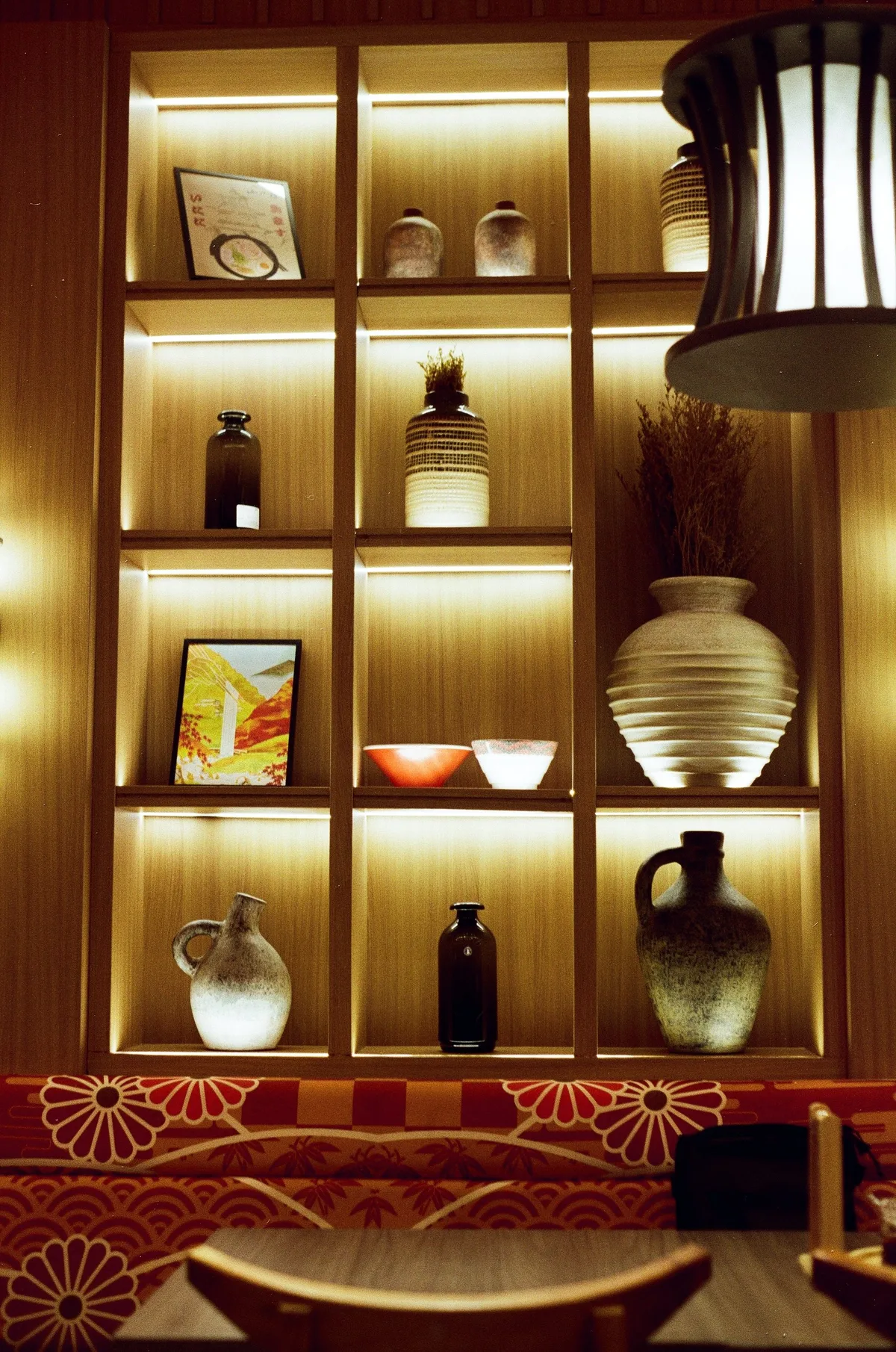 A correctly exposed frame: a warm, evenly lit display shelf with balanced highlights and shadows
